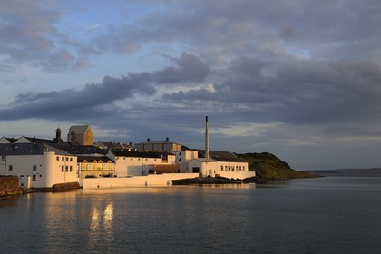 Royaume-Uni, Ecosse, Hébrides intérieures, Ile de Islay, Bowmore, la distillerie de whisky Bowmore sur la rive orientale du Loch Indaal