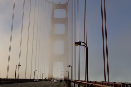 Etats-Unis, Californie, San Francisco, le pont du Golden Gate Bridge émergeant de la brume