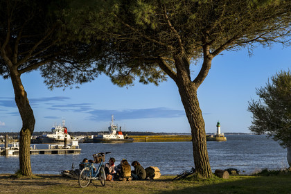 France, Loire Atlantique, Estuaire de la Loire, Saint Nazaire,  group of young people on the edge of the Quai de la Jetée at the end of the Grande Plage