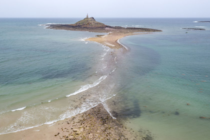 France, Côtes d'Armor (22), Grand Site de France Cap d'Erquy – Cap Fréhel, Erquy, l'Ilot Saint-Michel surmonté de la chapelle Saint-Michel accessible à pied à marée basse par un tombolo (vue aérienne)