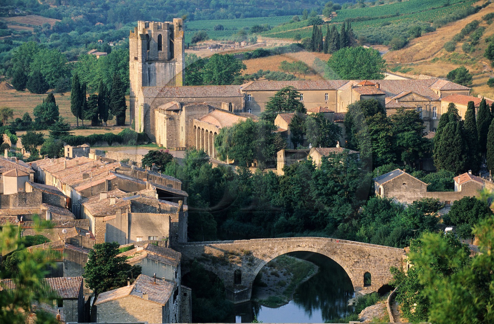 France, Aude (11), village de Lagrasse, labellisé Les Plus Beaux Villages de France, ponts sur l' Orbieu et abbaye Sainte-Marie de Lagrasse au fond
