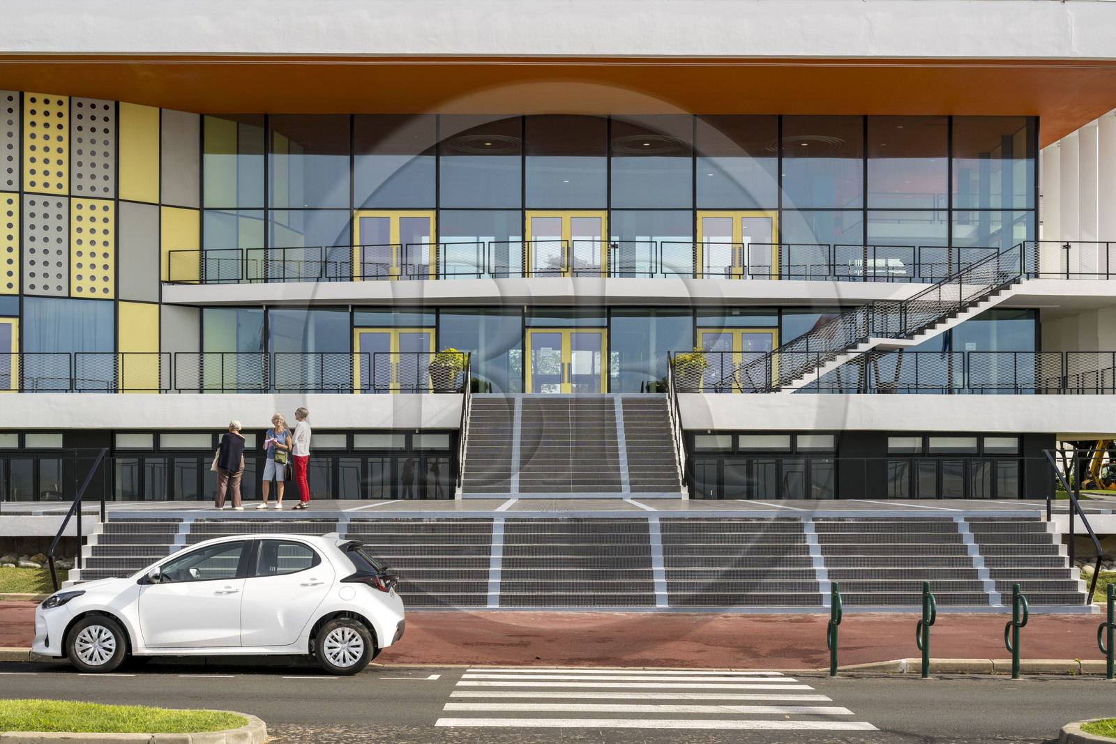 France, Charente-Maritime (17), Royan, le Palais de congrès (1957) signé de l’architecte-urbaniste Claude Ferret et rythmés par les panneaux perforés en aluminium jaune et gris des ateliers Jean Prouvé en façade