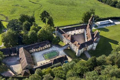 France, Nièvre (58), Parc naturel régional du Morvan, Bazoches, le chateau de Bazoches qui fut propriété du maréchal Sébastien le Prestre de Vauban (vue aérienne)