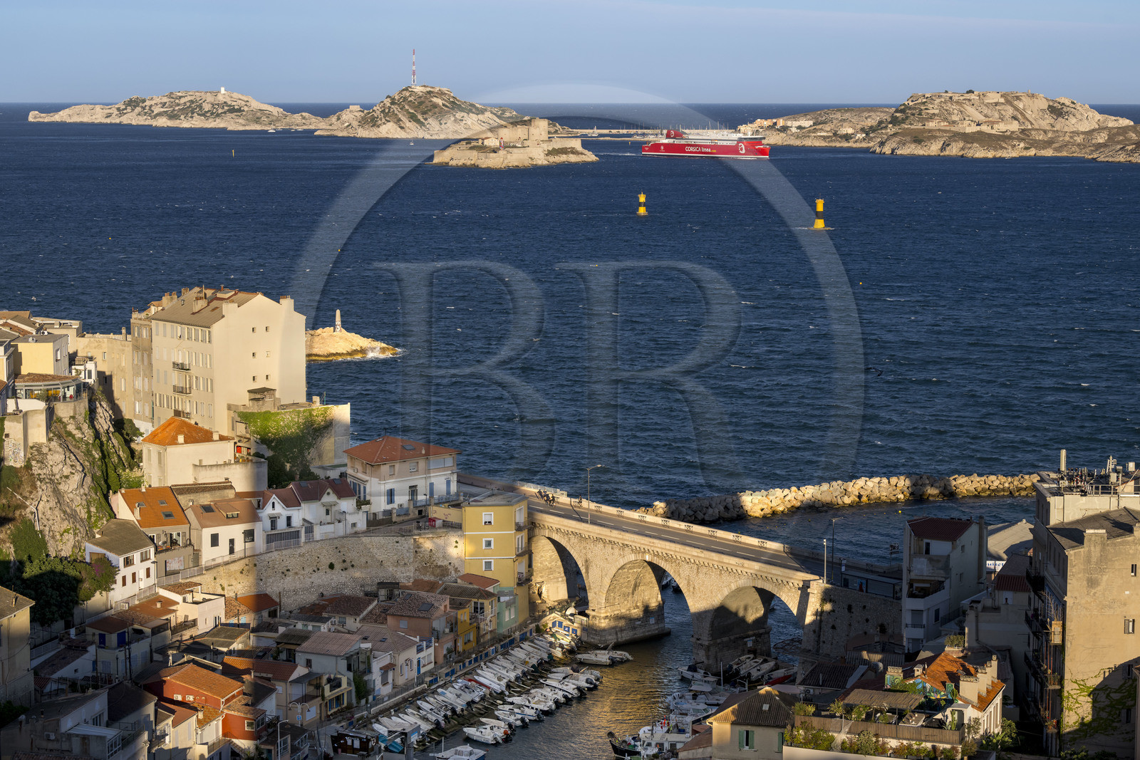 France, Bouches-du-Rhône (13), Marseille, quartier d'Endoume, le Vallon des Auffes, l'archipel du Frioul avec le Chateau d'If en arrière plan, arrivée d'un ferry de Corsica Linea au petit matin France, Bouches-du-Rhône (13), Marseille, quartier d'Endoume, le Vallon des Auffes, l'archipel du Frioul avec le Chateau d'If en arrière plan, arrivée d'un ferry de Corsica Linea au petit matin