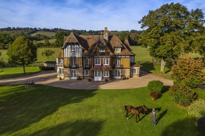 France, Calvados (14), Pays d'Auge, Beuvron-en-Auge, labellisé Les Plus Beaux Villages de France, manoir du Haras de Sens, le cheval Gold de Padd (fils de l'étalon Ready Cash) tenu par le stud groom Dominique Blachet (vue aérienne)