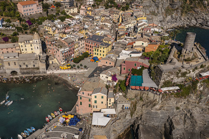 Italie, Ligurie, Cinque Terre, parc national des Cinque Terre classé Patrimoine Mondial de l'UNESCO, village de Vernazza et son port (vue aérienne)