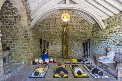 France, Var (83), Provence Verte, Bras, la maison d'hotes Le Peyrourier - une campagne en Provence, le voyage sonore de l'artiste musicienne Yasi Zandi dans l'ancienne chapelle templière reconstruite