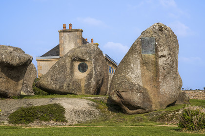 France, Côtes-d'Armor (22), Côte de Granit Rose, Trégastel, rochers avec des plaques honorifiques près de la chapelle Sainte Anne
