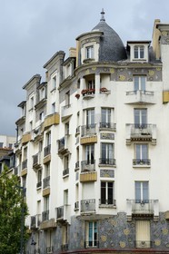 France, Ille-et-Vilaine (35), Rennes, immeuble Poirier (1931) au 7 avenue Janvier valorisé par de larges bandes de mosaïque Odorico et un décor en rondins dorés