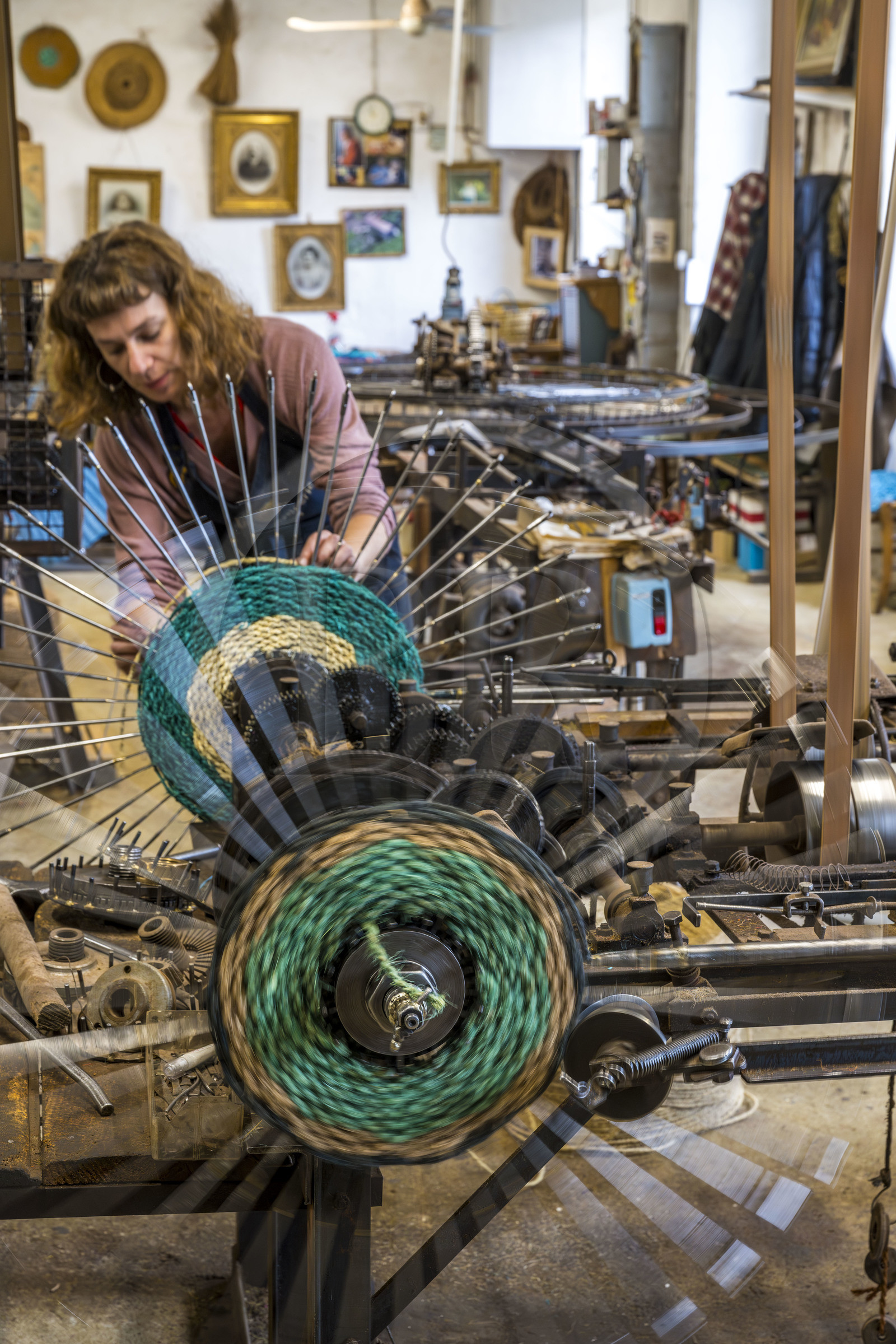 France, Drôme (26), Drôme provençale, Nyons, La Scourtinerie, dernière manufacture de scourtins de Provence, filtres traditionnels utilisés dans la fabrication de l'huile d'olive mais conçus aussi aujourd'hui comme objets de décoration en fibre de coco, fabrication de scourtins dans leur atelier sur des appareils à tisser circulaires faits sur mesure
