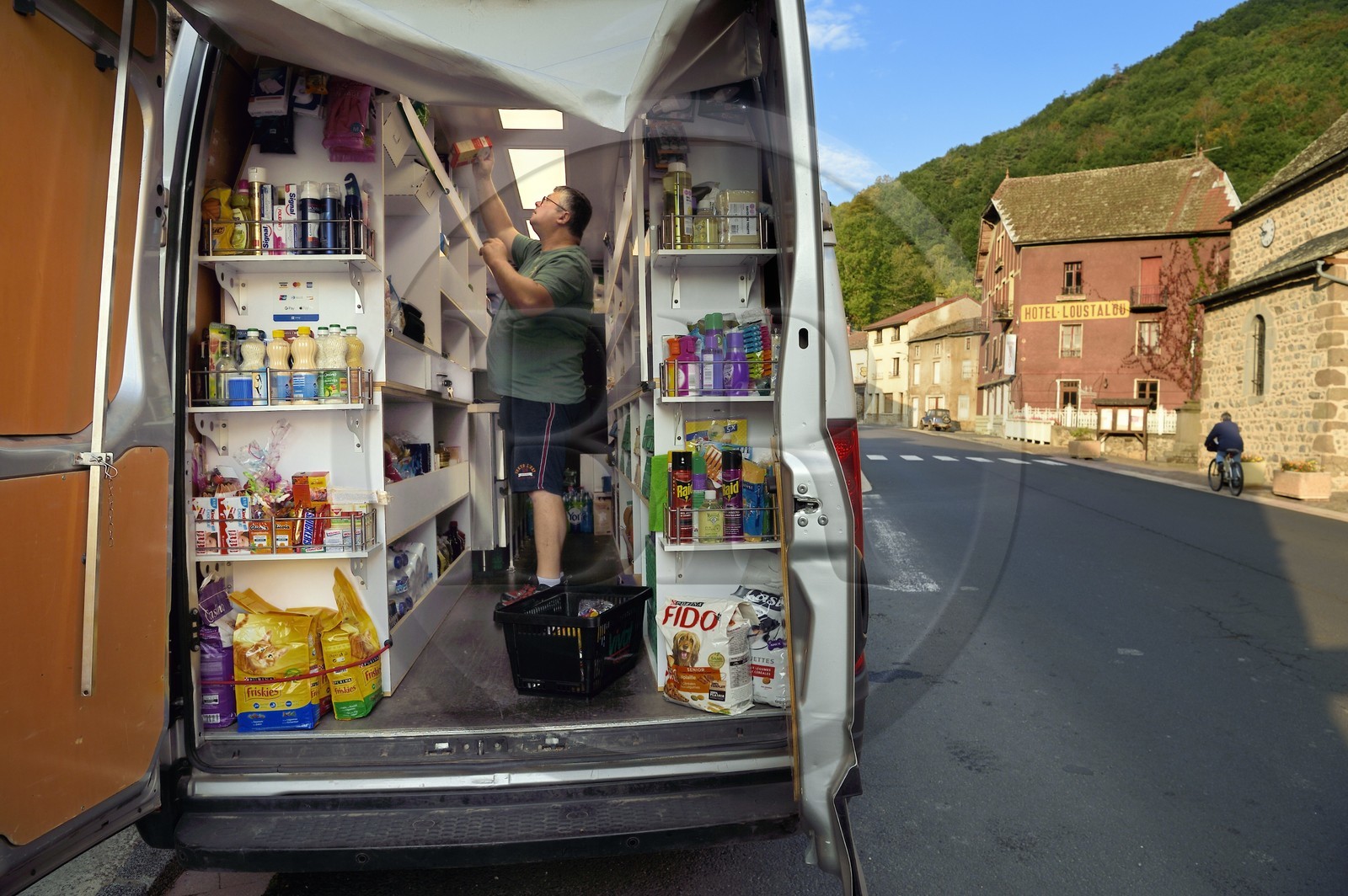 France, Cantal (15), Ferrières-Saint-Mary, camionnette épicerie de Monsieur Dieu qui tient la supérette de proximité Vival, il fait la tournée dans les hameaux et villages