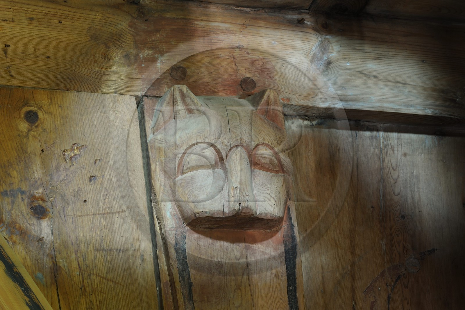 Norvège, comté de Sogn Og Fjordane, église en bois debout ou stavkirke (1130) de Borgund, détail de motifs vikings de l’ère pré-chrétienne