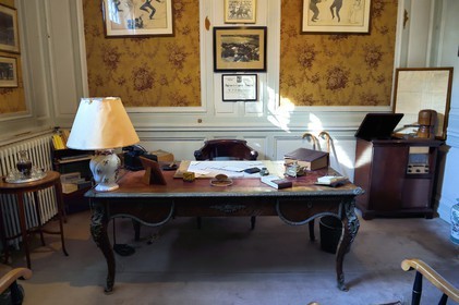 France, Calvados (14), Pays d'Auge, Deauville, la villa Strassburger, bureau de Ralph Strassburger qui comporte un téléphone d'époque, un agenda de l'année 1957 ou encore un Bottin téléphonique de 1952