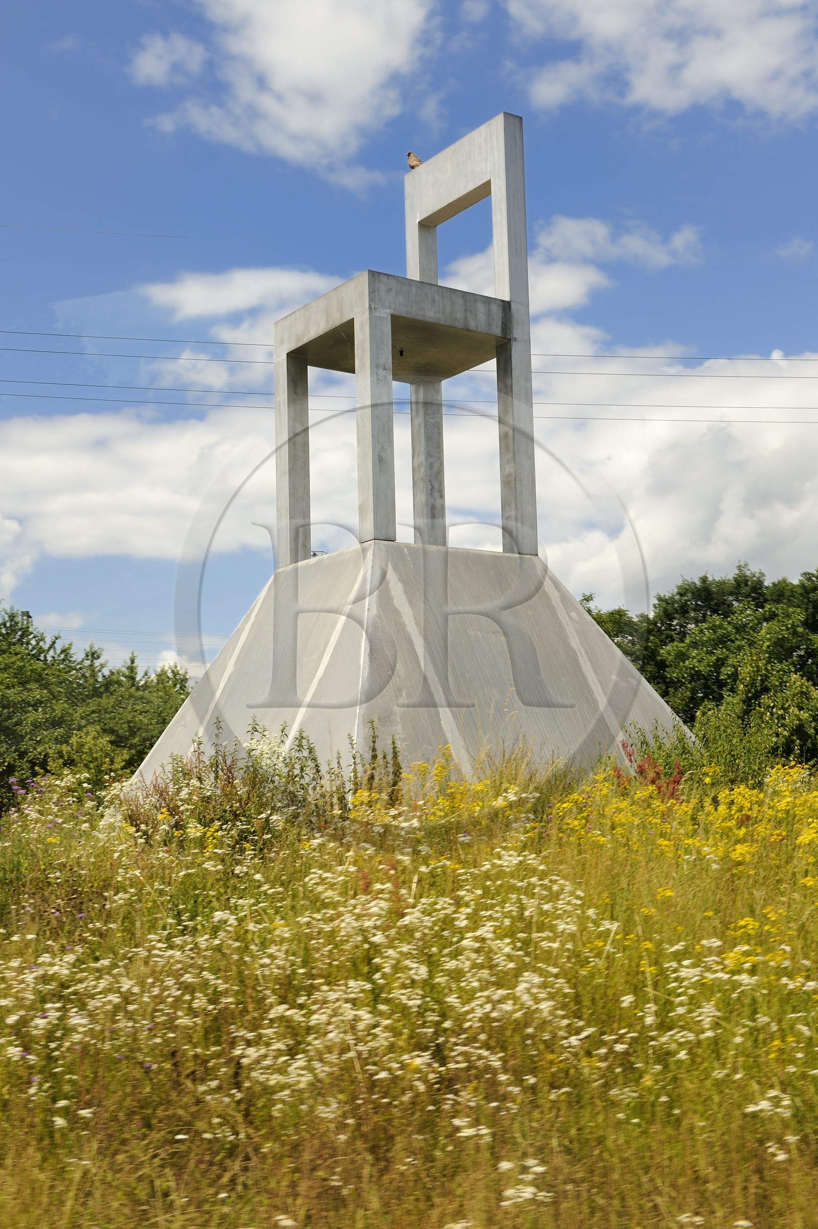 Allemagne, Süd-Baden, Weil am Rhein près de Bâle, chaise géante à l'entrée de la ville de la chaise
