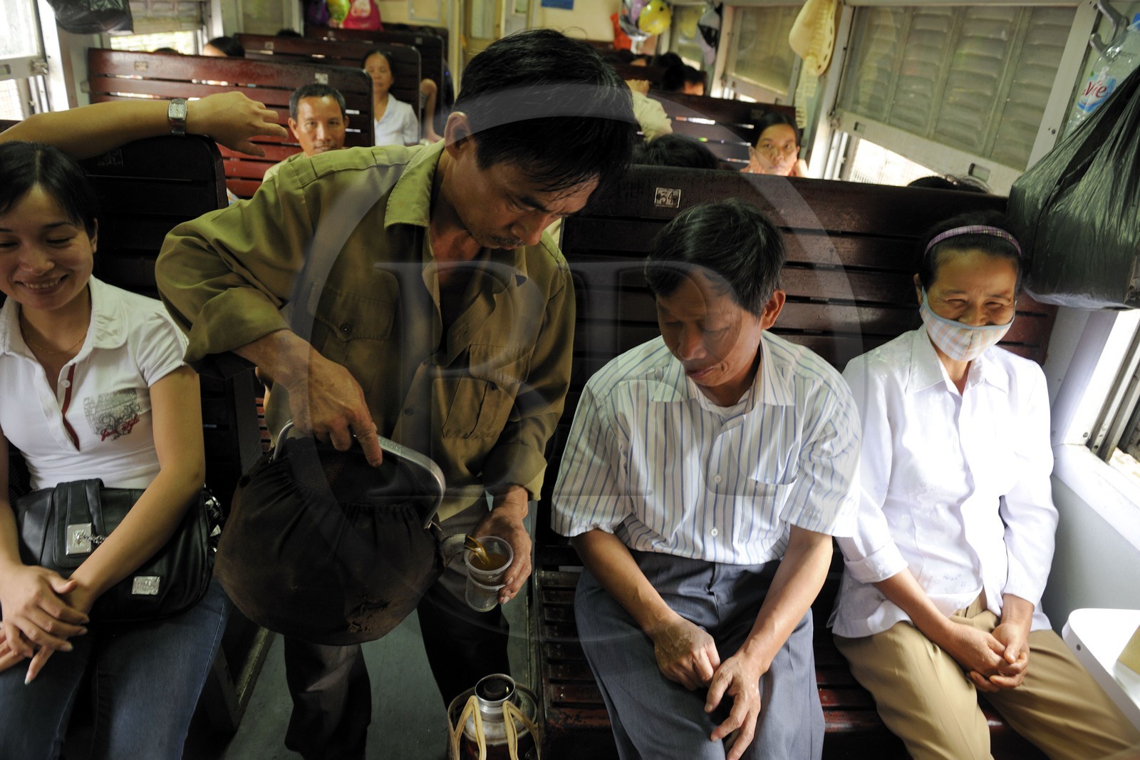 Vietnam, train de jour de Lao Cai à Hanoï, classe assis dur non climatisé, vendeur de thé non officiel