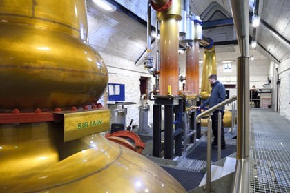 Royaume-Uni, Ecosse, région des Highlands, les Hébrides, Ile de Skye, Teangue, Distillerie de whisky Torabhaig, distillation du wash dans des alambics