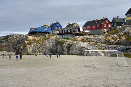 Groenland, cote ouest, baie de Disko, Ilulissat, le terrain de football