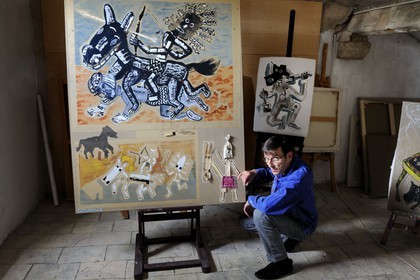 France, Hérault (34), région de Sète,  l' artiste peintre André Cervera dans son atelier de Poussan