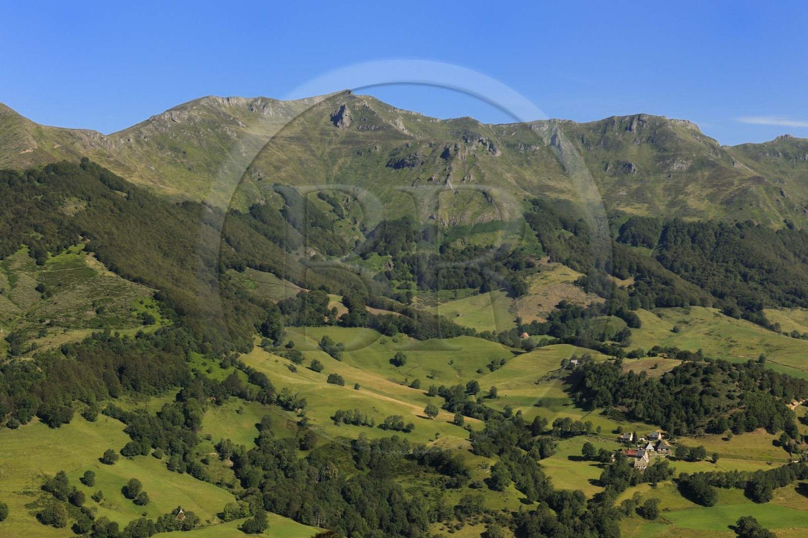France, Cantal (15), monts du Cantal, Parc Naturel Régional des Volcans d' Auvergne, la vallée de la Jordanne vers Mandaille-Saint-Julien