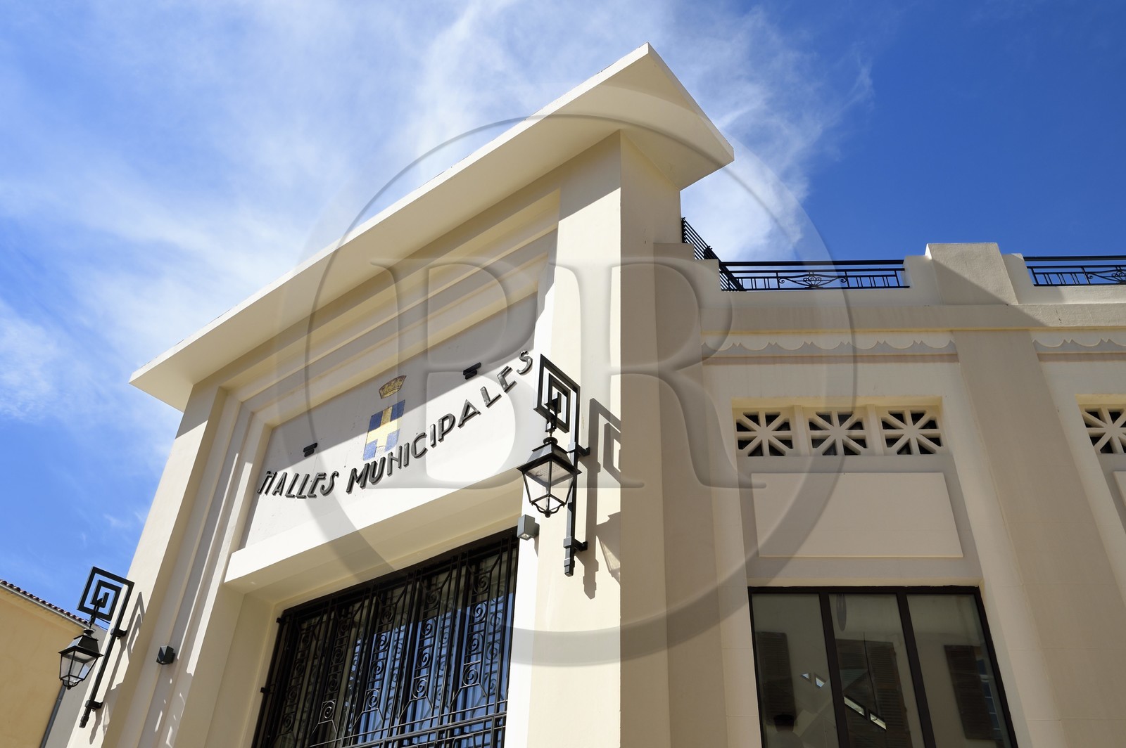 France, Var (83), Toulon, les anciennes halles municipales dans le style Art-déco transformées en halles gourmandes