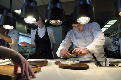 France, Alpes-Maritimes (06), Menton, Restaurant Le Mirazur, le Chef doublement étoilé Michelin Mauro Colagreco dans sa cuisine