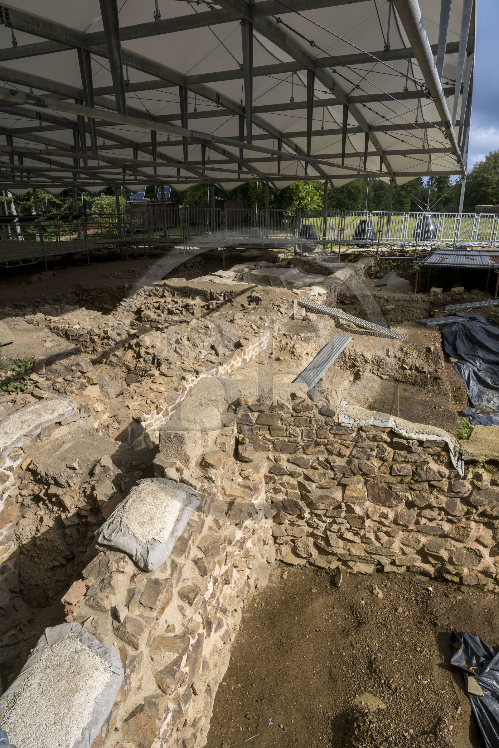 France, Saône-et-Loire (71), parc naturel régional du Morvan, Saint-Léger-sous-Beuvray, oppidum de Bibracte, capitale du peuple celte des Éduens, site archéologique sur le mont Beuvray, ruines et champ de fouille de la Grande Domus du Parc aux Chevaux datant du Ier siècle avant notre ère