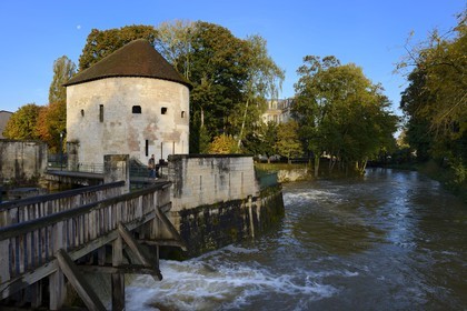 France, Meuse (55), Verdun, la tour des Plaids qui faisait parti du Grand Rempart de la ville et le canal de Puty