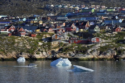 Groenland, cote ouest, baie de Disko, hors-bord devant Ilulissat