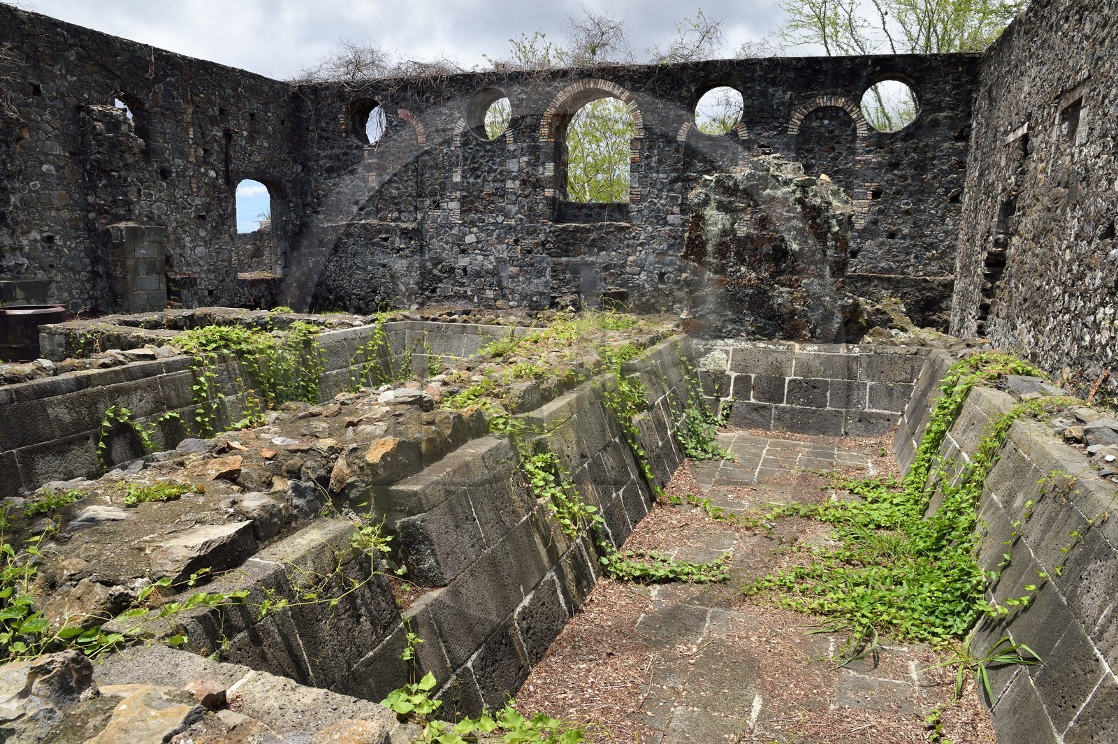 France, Ile de la Reunion, Saint-Gilles-les-Hauts, Musée de Villèle dans le domaine Panon-Desbassyns, ancienne propriété coloniale au cœur d'une grande plantation de canne à sucre qui faisait travailler un peu plus de 400 esclaves, bassin d'eau chaude dans les ruines de l'usine à sucre