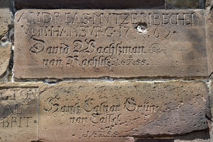 France, Bas-Rhin (67), Strasbourg, vieille ville classée au Patrimoine Mondial de l'UNESCO, la cathédrale Notre-Dame, visiteurs ayant fait graver dans le grès de la tour octogonale leur nom en graffiti souvent par un gardien tailleur de pierre