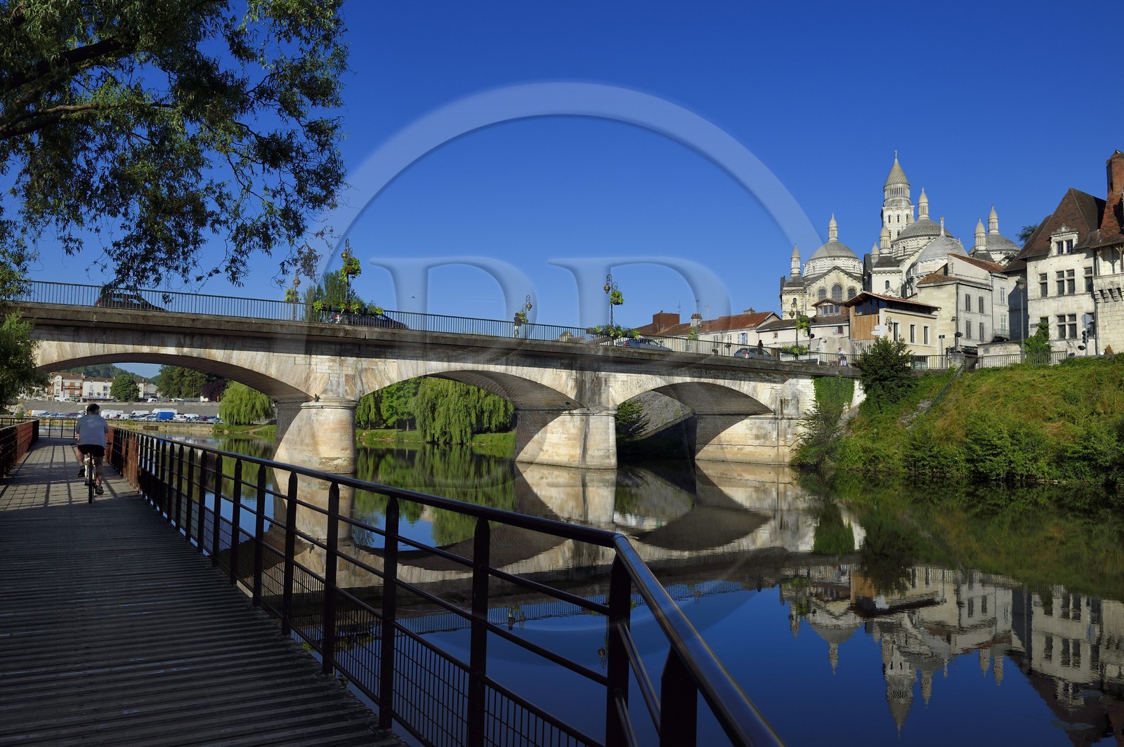 France, Dordogne (24), Périgord Blanc, Périgueux, la Cathédrale Saint-Front, étape sur le chemin de Saint-Jacques-de-Compostelle site classé Patrimoine Mondial de l'UNESCO, le pont des Barris et la Véloroute Voie verte qui longe la rivière L'Isle