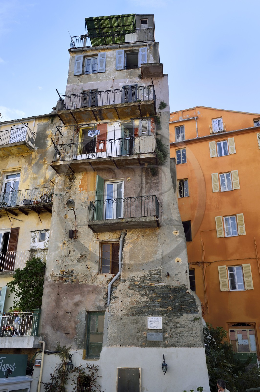 France, Haute-Corse (2B), Bastia, quartier de Terra-Vecchia, immeuble bordant le Vieux-Port France, Haute-Corse (2B), Bastia, quartier de Terra-Vecchia, immeuble bordant le Vieux-Port