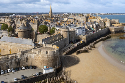France, Ille-et-Vilaine (35), Côte d'Emeraude, Saint-Malo, au premier plan le chateau de Saint-Malo (XVème siècle) qui abrite l'Hotel de Ville (vue aérienne)