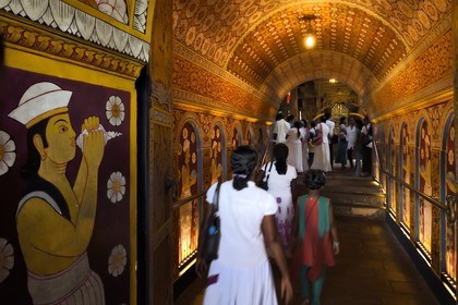 Sri Lanka, province du centre, Kandy, ville sacrée classée patrimoine mondial de l'UNESCO, Temple de la Dent de Bouddha (Sri Dalada Maligawa), couloir d'entrée décoré de motifs floraux et personnes apportant des offrandes