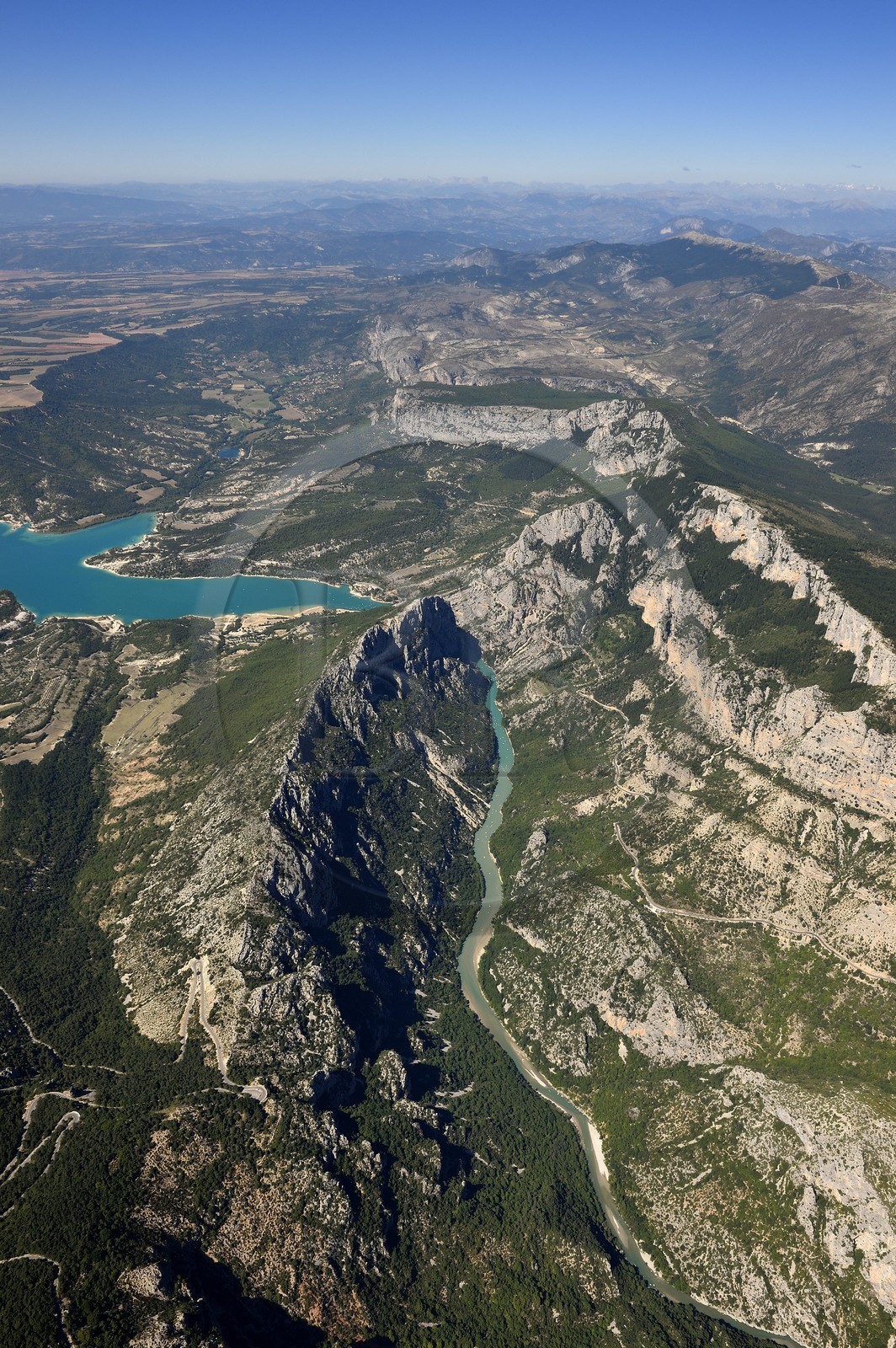 Var (83) rive gauche et Alpes-de-Haute-Provence (04) rive droite, Parc Naturel Régional du Verdon, les Gorges du Verdon qui débouchent sur le lac de Sainte Croix, la chaîne des Alpes en arrière plan (vue aérienne)