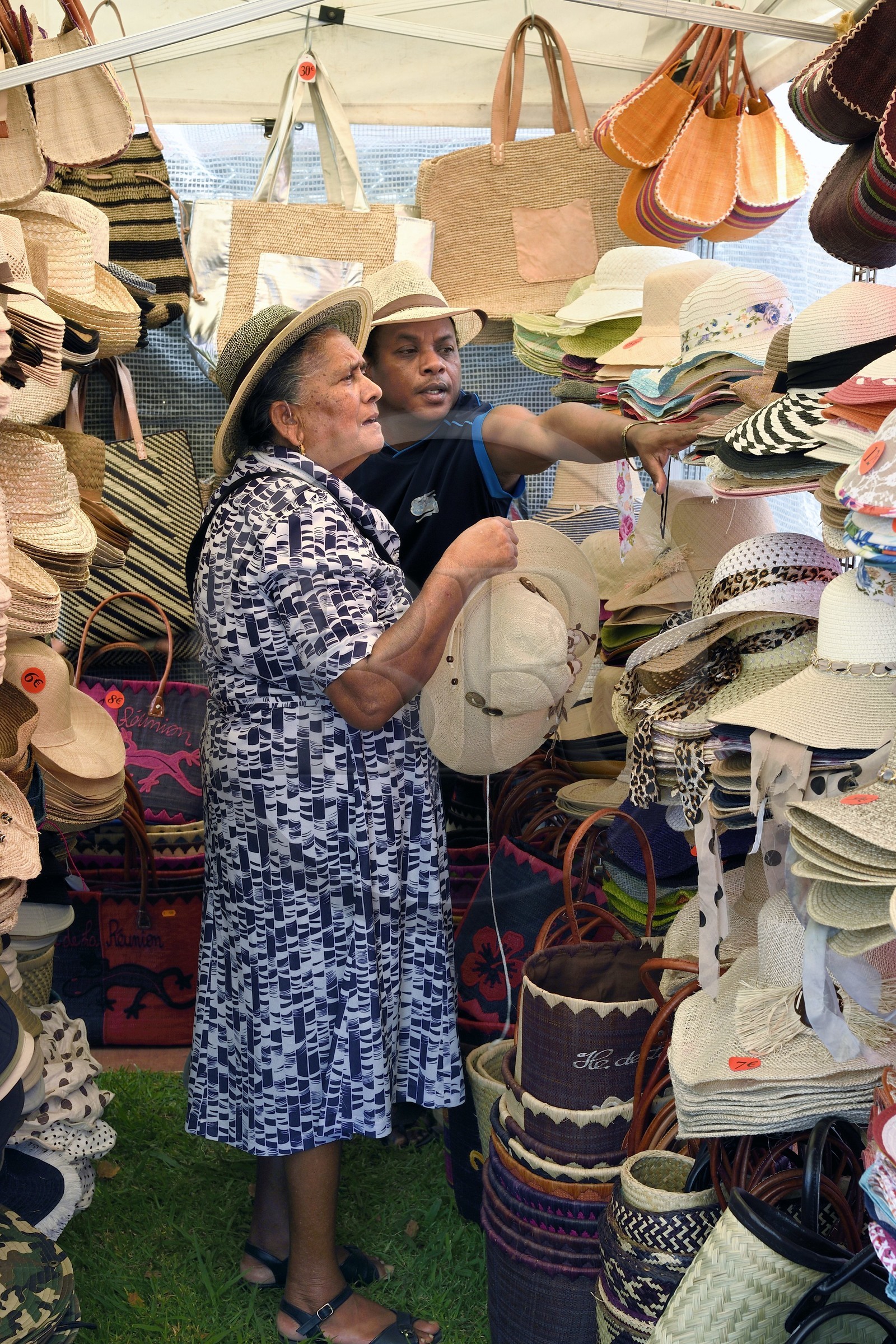 France, Ile de la Reunion, Saint-Joseph, Plaine des Gregues, marché de chapeaux créoles