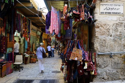 Israel, Jérusalem, ville sainte, vieille-ville classée Patrimoine Mondial de l'UNESCO, quartier chrétien, boutique de souvenirs dans le souk