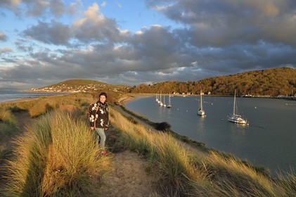 France, Calvados (14), Pays d'Auge, la côte Fleurie, Cabourg, les dunes de la plage de la station balnéaire et sur la droite la Dives qui rejoint l'océan