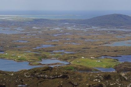 Royaume-Uni, Ecosse, Hébrides extérieures, Ile de North Uist recouvert d'une mosaïque de tourbières, basses collines et lochs (vue aérienne)