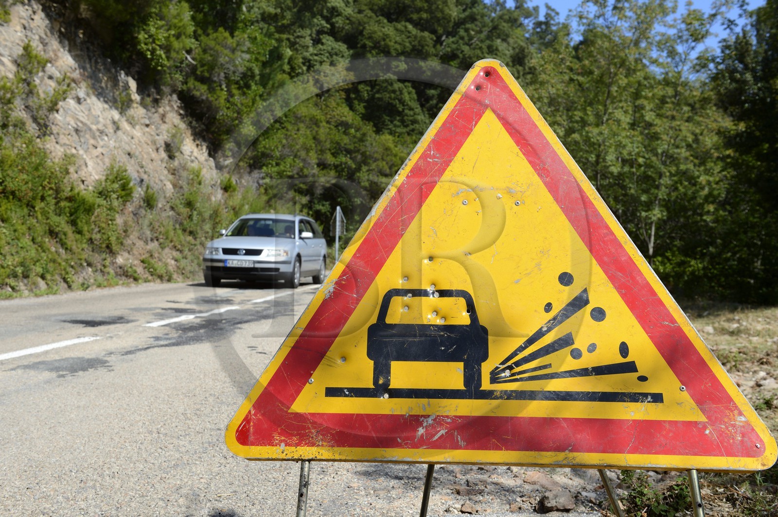 France, Corse-du-Sud (2A), Alta Rocca, panneau routier troué par des tirs de balles France, Corse-du-Sud (2A), Alta Rocca, panneau routier troué par des tirs de balles