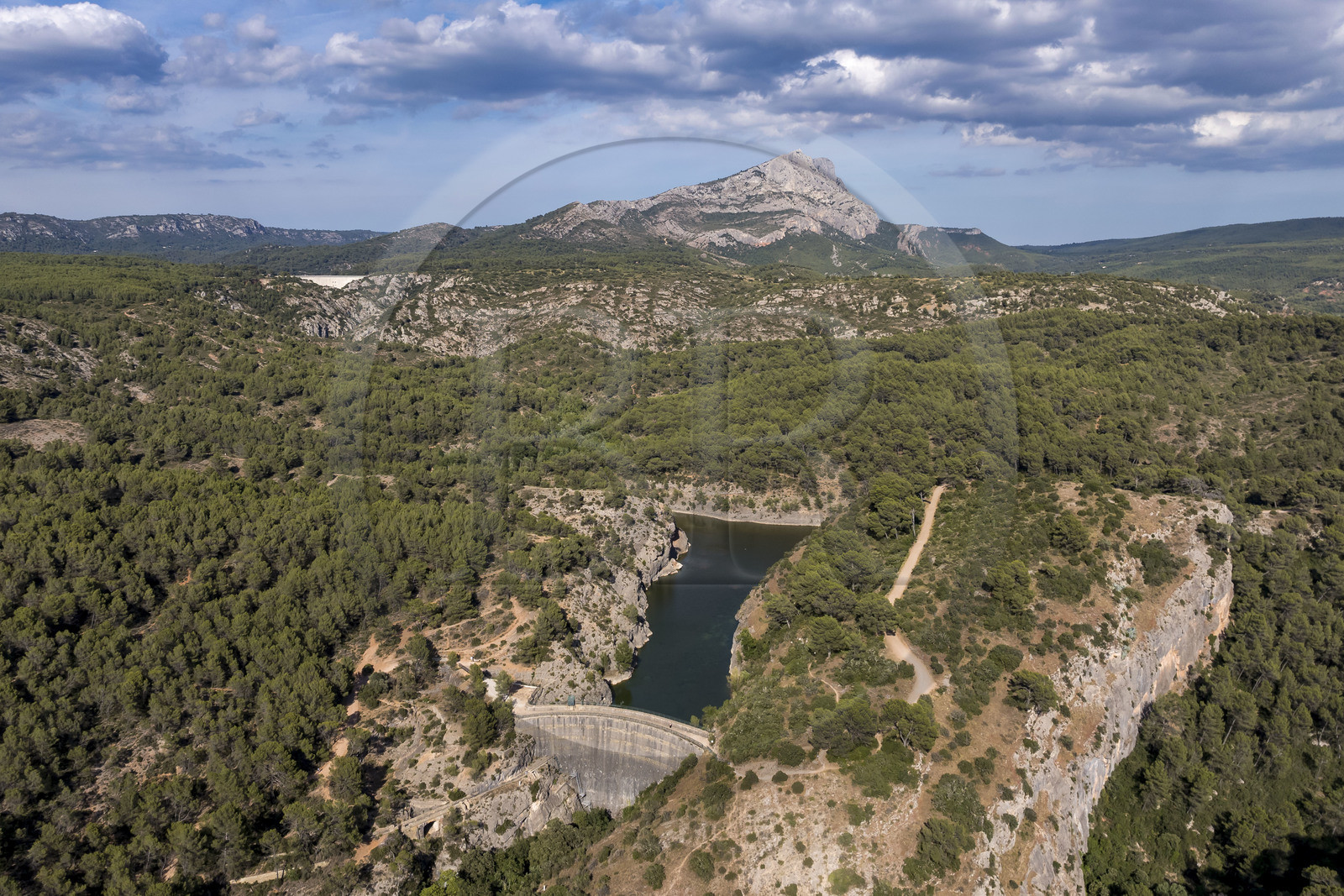 France, Bouches du Rhone, Aix en Provence, Bibemus plateau, the Zola dam (Cézanne painted the Bathers series there) and the Sainte Victoire mountain in the background (aerial view)
