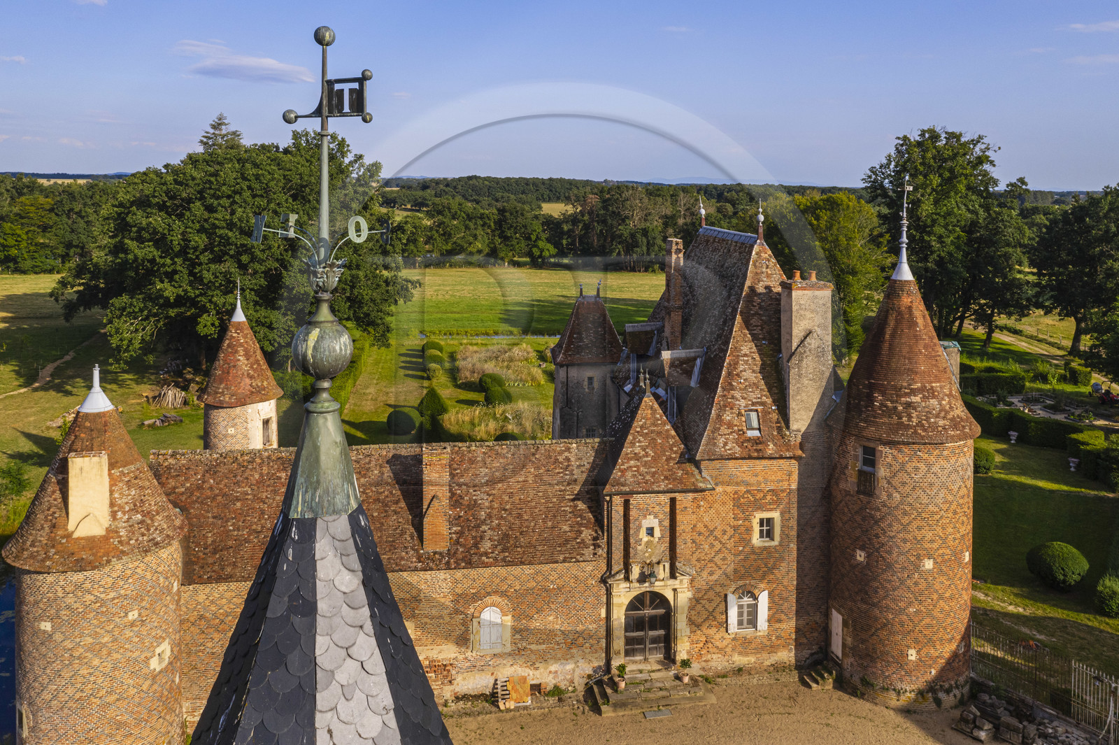 France, Allier (03), ancienne province du Bourbonnais, Chapeau, chateau de la Cour (XVe siècle à fin du XVIe siècle) avec un décor de chevrons de briques noires sur fond de briques rouges, girouette (vue aérienne)
