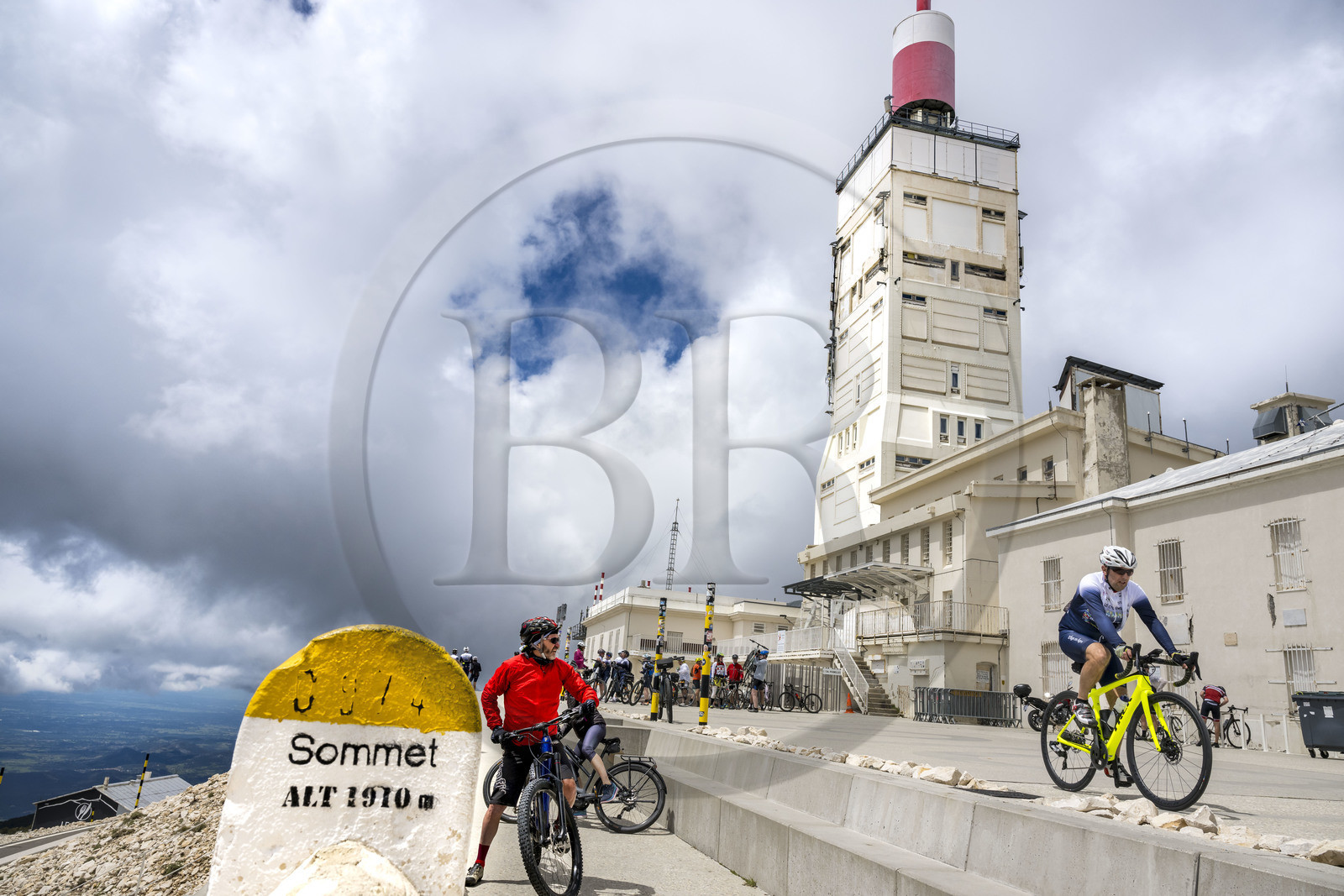 France, Vaucluse (84), Parc Naturel Régional du Mont Ventoux, Bedoin, cyclistes au sommet du Mont Ventoux (1910m) et au pied de la station météo, le guide-accompagnateur Olivier Brunaud (Egobike)