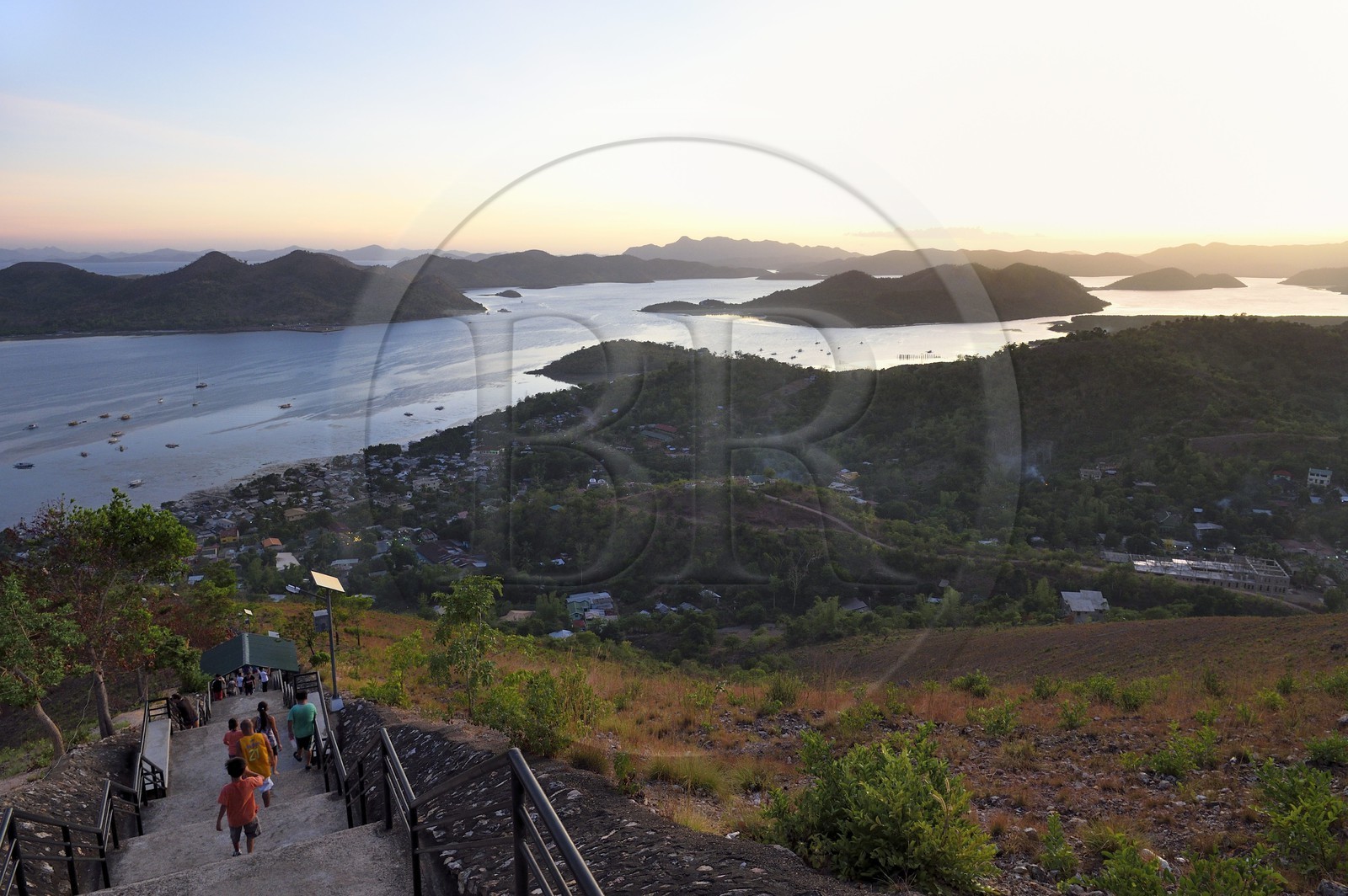 Philippines, Calamian Islands dans le nord de Palawan, Busuanga Island, ville de Coron, le point de vue du mont Tapyas qui surplombe la ville et les iles environnantes