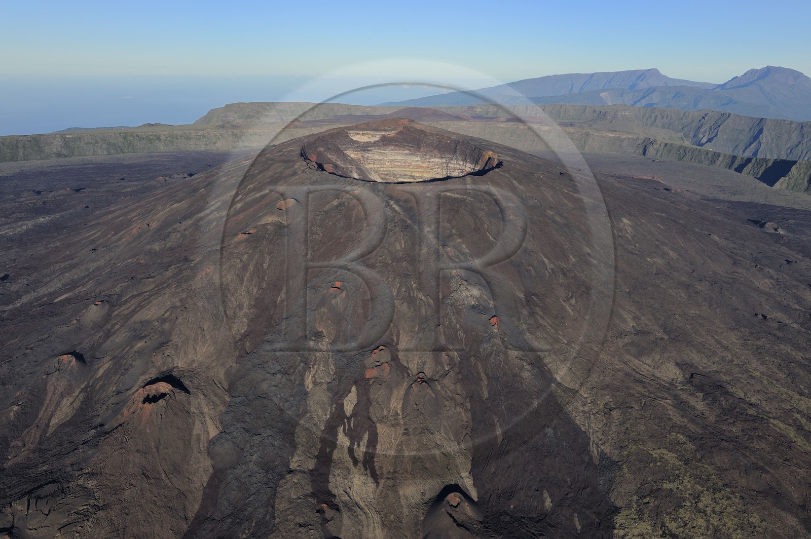 France, île de la Réunion, volcan du Piton de la Fournaise, classé Patrimoine Mondial de l'UNESCO, le cratère Dolomieu (vue aérienne)