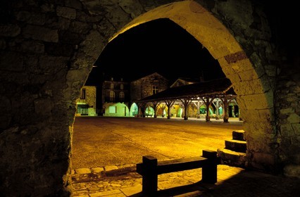 France, Dordogne (24), Monpazier, labellisé Les Plus Beaux Villages de France, la place des Cornières à la Bastide de 1284 (ville fortifiée) la nuit