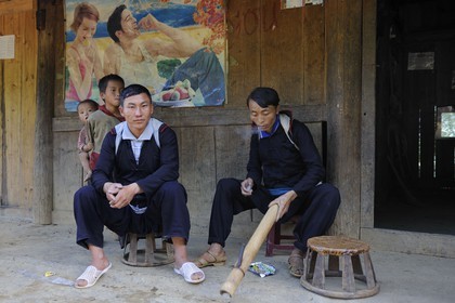 Vietnam, Lao Cai province, Sapa district, farmers from the Black Hmong minority group smoking the waterpipe bang