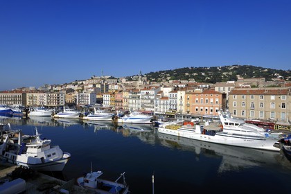 France, Hérault (34), Sète, canal Royal, thonier à quai au pied du Mont Saint-Clair et de l’église décanale saint Louis