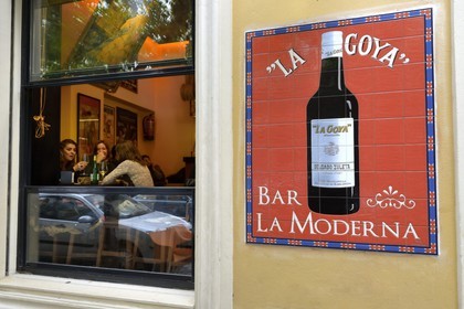 Espagne, Andalousie, Séville, quartier de Santa Cruz, bar La Moderna calle Mateos Gago