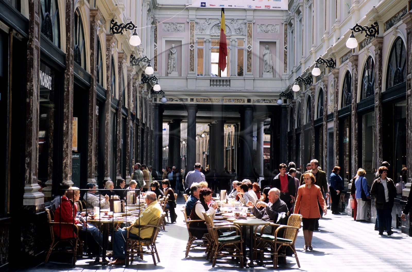 Belgique, Bruxelles, la galerie Royale Saint-Hubert, terrasse de café